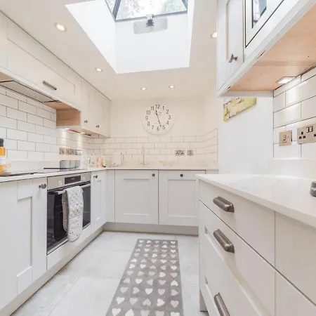 Mop Fair Sunny Garden Town Centre - Pass The Keys *