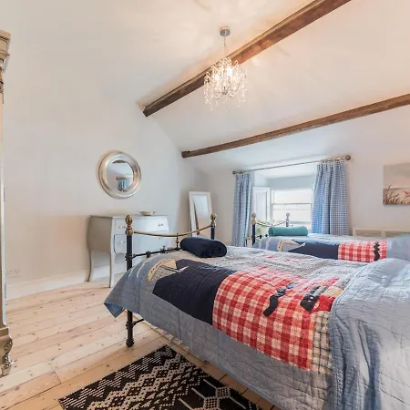 Mop Fair Sunny Garden Town Centre - Pass The Keys