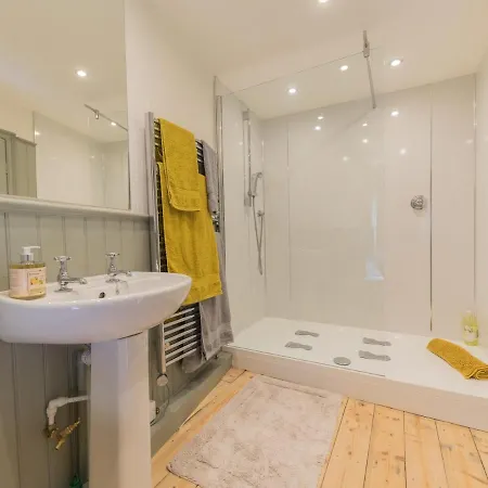 Mop Fair Sunny Garden Town Centre - Pass The Keys *