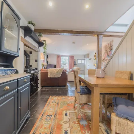 Mop Fair Sunny Garden Town Centre - Pass The Keys 울버스톤