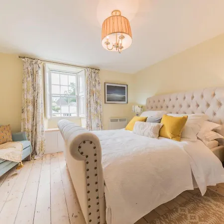 Mop Fair Sunny Garden Town Centre - Pass The Keys