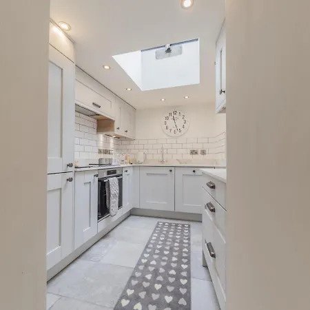 Mop Fair Sunny Garden Town Centre - Pass The Keys 울버스톤